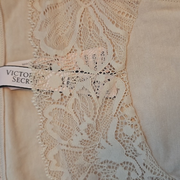 Victoria Secret, 2 pairs of panties & gift bag - Picture 2 of 10